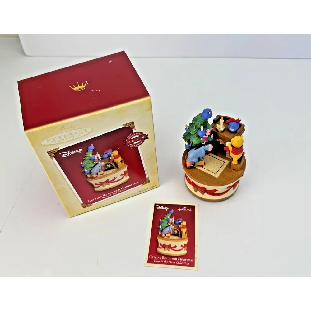 Hallmark Keepsake Ornament Getting Ready For Christmas Winnie the‎ Pooh-2005-NEW